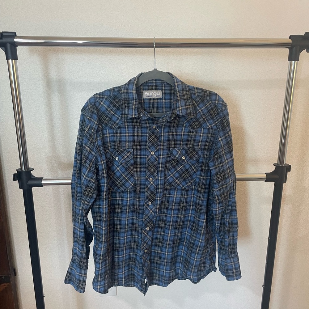 Wrangler Men's blue and Black Plaid Shirt